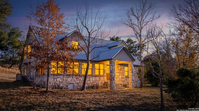 230 Cade Loop, Ingram, TX 78025