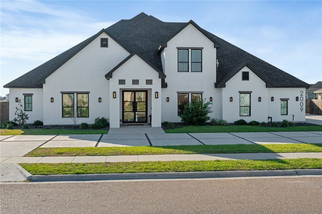 2009 Great Falls Dr, Corpus Christi, TX 78415