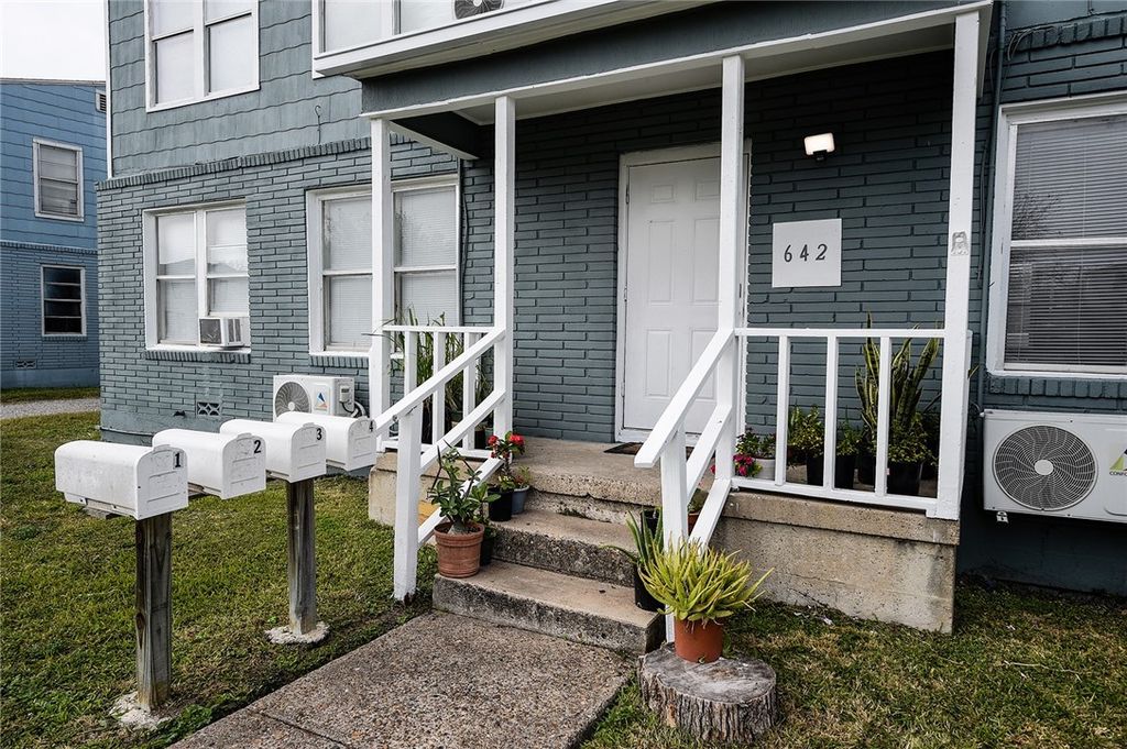 642 Robinson St, Corpus Christi, TX 78404 — photo 2