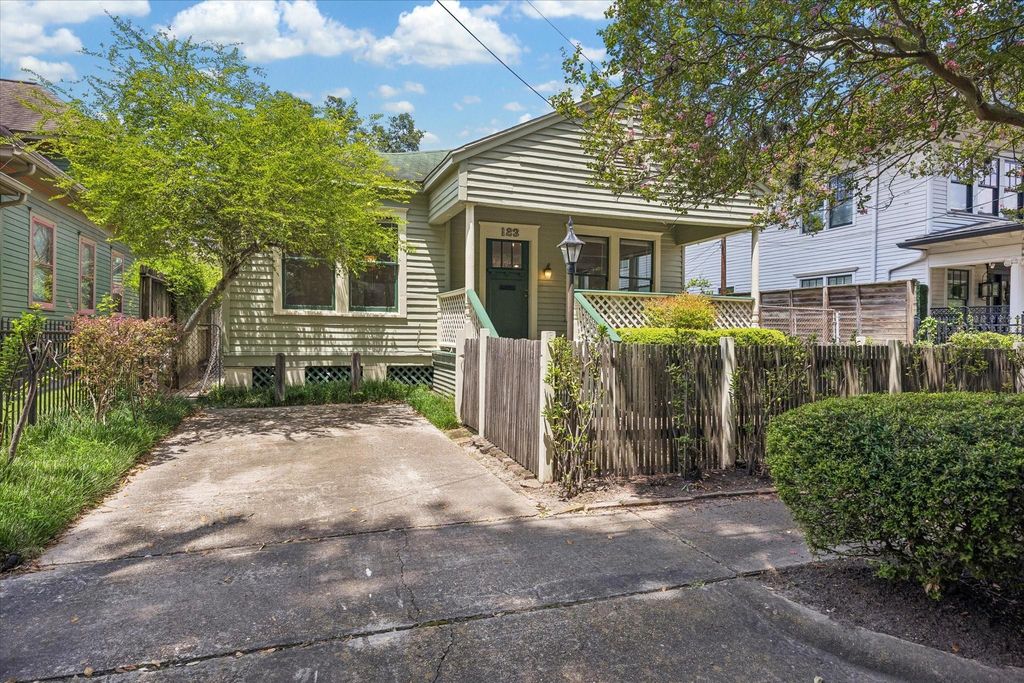 123 Parkview Street, Houston, TX 77009