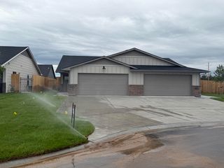 2857 S Cedar Crest Ct, Wichita, KS 67215