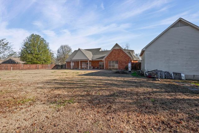 25 WOODMONT DR, Oakland, TN 38028