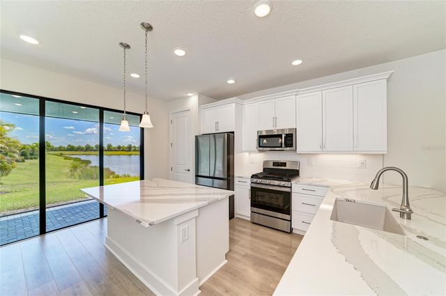 5290 BARNETT CIRCLE, Bradenton, FL 34211