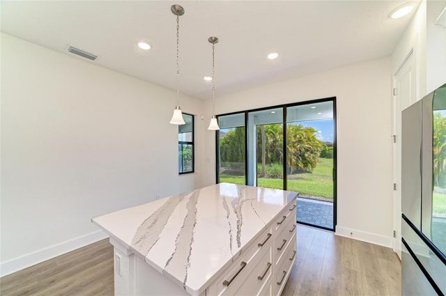 5290 BARNETT CIRCLE, Bradenton, FL 34211