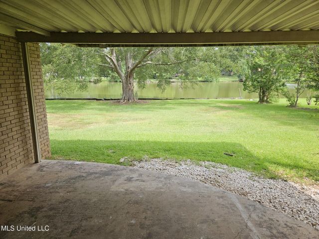 329 Swan Lake Drive, Jackson, MS 39212