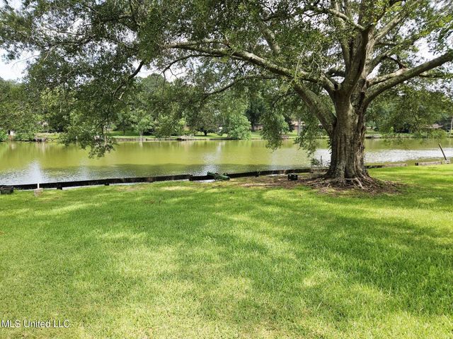 329 Swan Lake Drive, Jackson, MS 39212