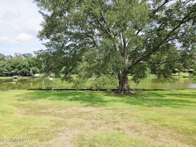 329 Swan Lake Drive, Jackson, MS 39212