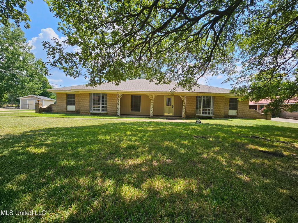 329 Swan Lake Drive, Jackson, MS 39212