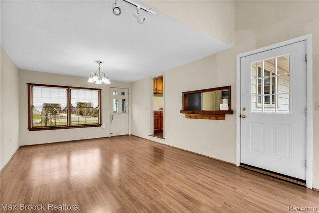 2381 Bratton Avenue, Bloomfield Hills, MI 48302