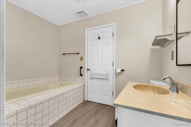 2381 Bratton Avenue, Bloomfield Hills, MI 48302