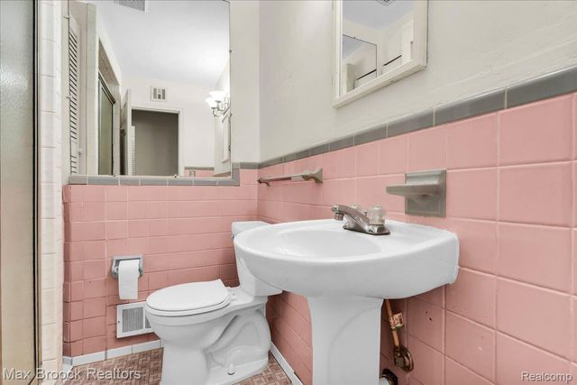 2381 Bratton Avenue, Bloomfield Hills, MI 48302