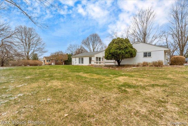 2381 Bratton Avenue, Bloomfield Hills, MI 48302