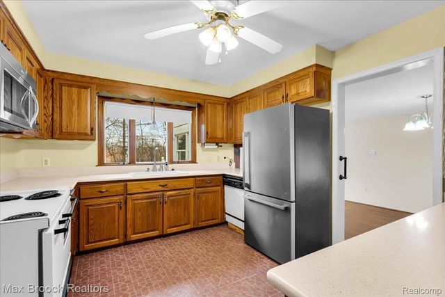 2381 Bratton Avenue, Bloomfield Hills, MI 48302