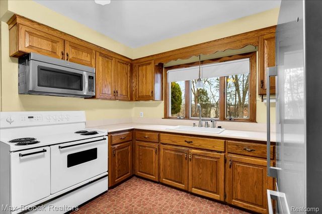 2381 Bratton Avenue, Bloomfield Hills, MI 48302