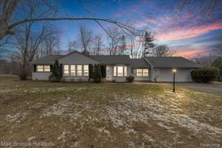 2381 Bratton Avenue, Bloomfield Hills, MI 48302
