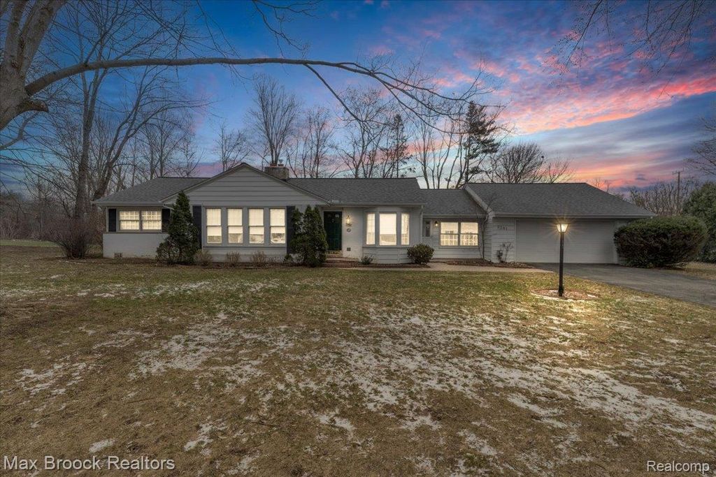 2381 Bratton Avenue, Bloomfield Hills, MI 48302