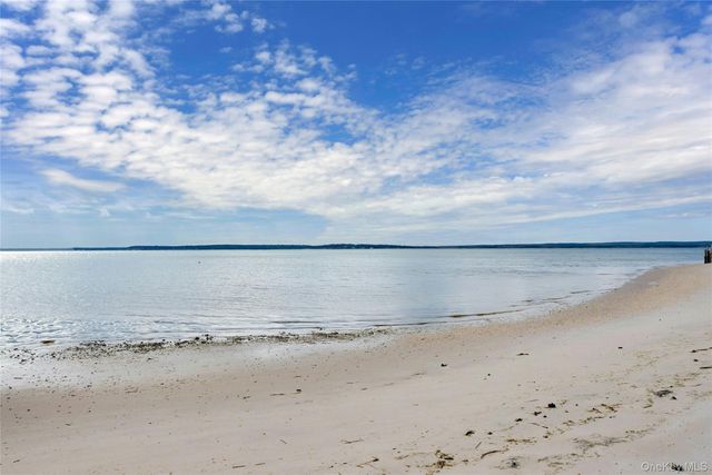 33 Dougs Lane, South Jamesport, NY 11970