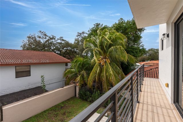 3070 NW 14th St B, Miami, FL 33125