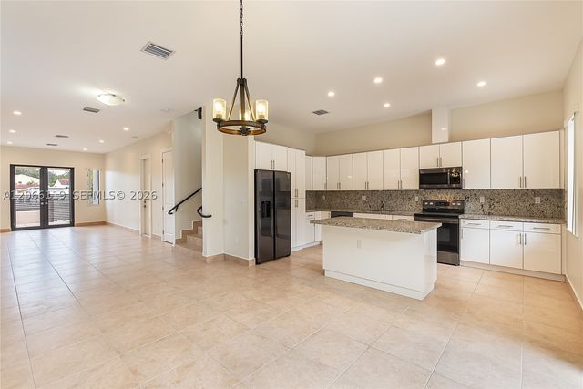 3070 NW 14th St B, Miami, FL 33125