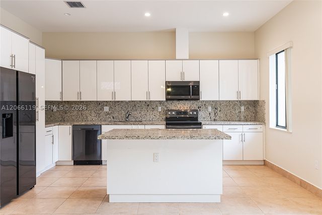3070 NW 14th St B, Miami, FL 33125