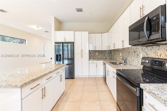 3070 NW 14th St B, Miami, FL 33125