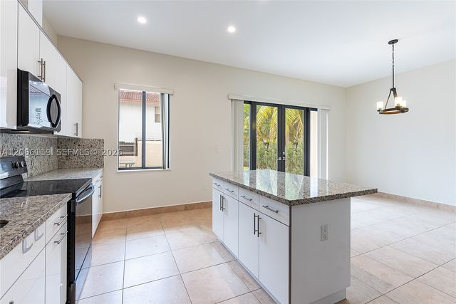 3070 NW 14th St B, Miami, FL 33125