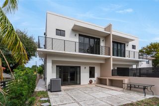 3070 NW 14th St B, Miami, FL 33125