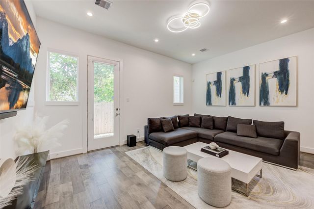 5839 Dolores Street, Houston, TX 77057