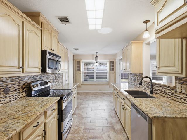 2018 Robin Hill Lane, Carrollton, TX 75007