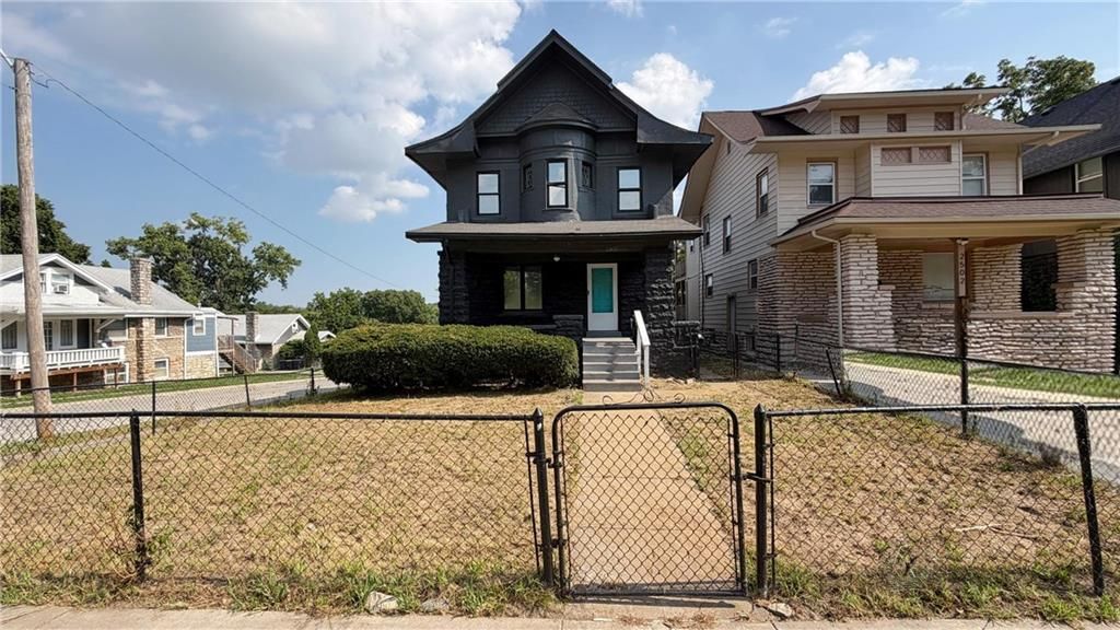 2500 E 42 Street, Kansas City, MO 64130