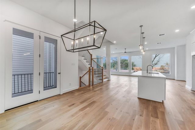 806 Fisher Street E, Houston, TX 77018