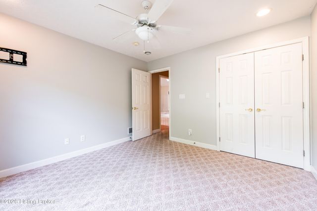 3222 Rolling Oak Blvd, Louisville, KY 40214