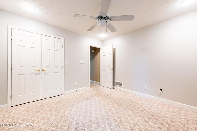 3222 Rolling Oak Blvd, Louisville, KY 40214