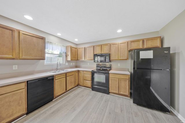 7990 Alexandra Lane, Newburgh, IN 47630