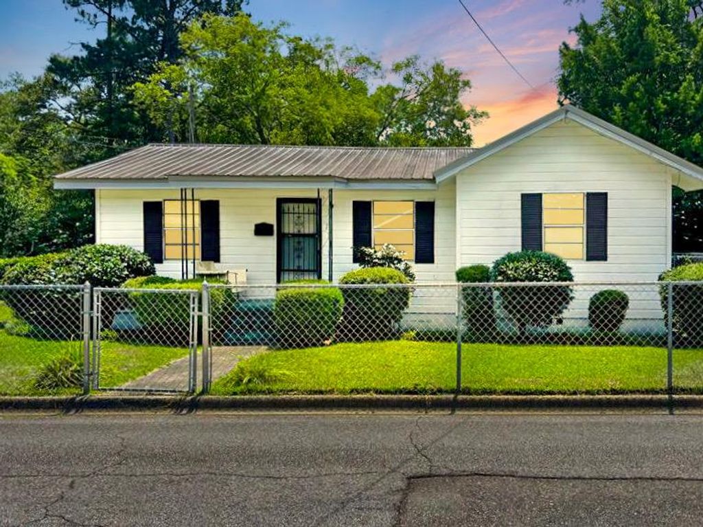 818 NE Parker, Dothan, AL 36303