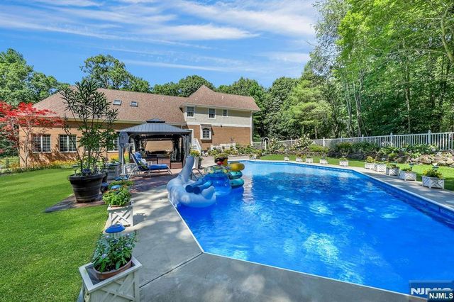 26 Green Terrace Way, West Milford, NJ 07480