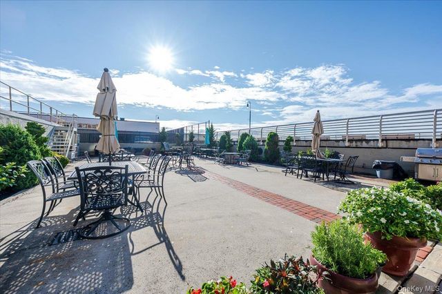 560 W Broadway 1-H, Long Beach, NY 11561