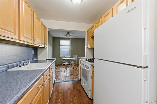 560 W Broadway 1-H, Long Beach, NY 11561