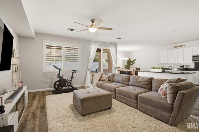 14707 Coneflower Drive, Bakersfield, CA 93314