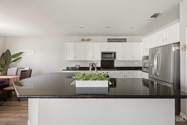 14707 Coneflower Drive, Bakersfield, CA 93314