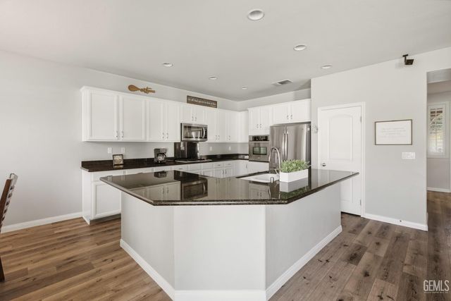 14707 Coneflower Drive, Bakersfield, CA 93314