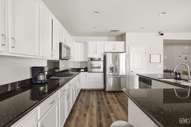 14707 Coneflower Drive, Bakersfield, CA 93314
