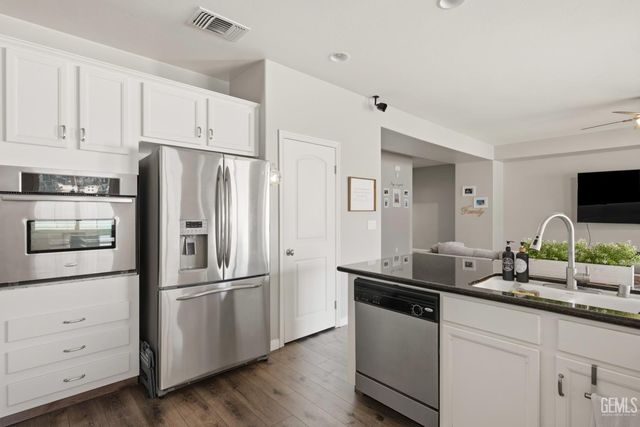 14707 Coneflower Drive, Bakersfield, CA 93314