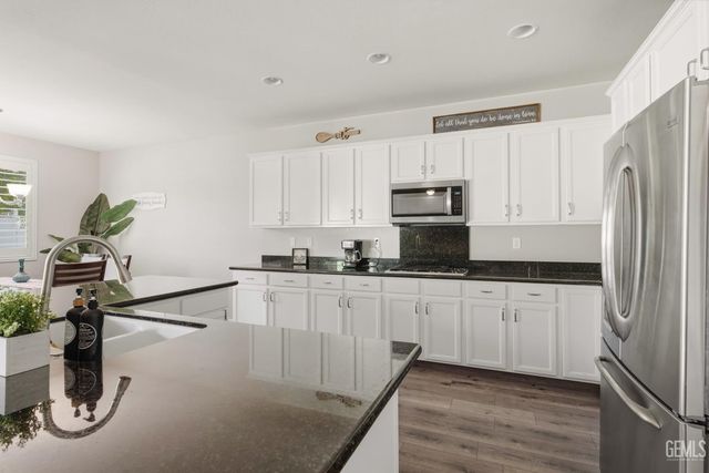 14707 Coneflower Drive, Bakersfield, CA 93314