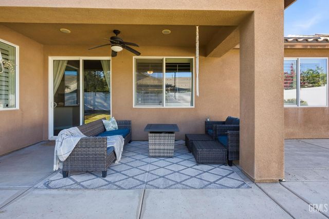 14707 Coneflower Drive, Bakersfield, CA 93314