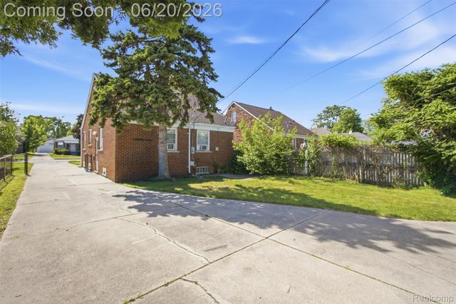22764 Courtland Avenue, Eastpointe, MI 48021