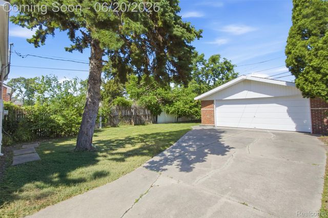 22764 Courtland Avenue, Eastpointe, MI 48021