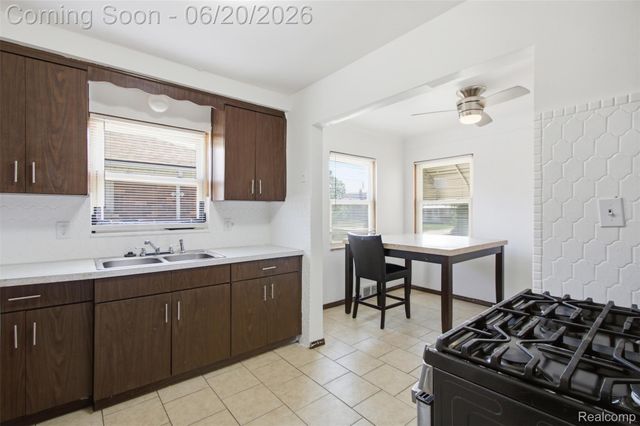 22764 Courtland Avenue, Eastpointe, MI 48021