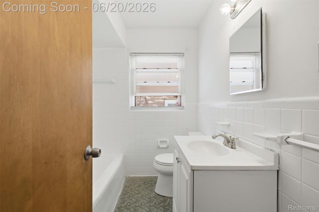 22764 Courtland Avenue, Eastpointe, MI 48021