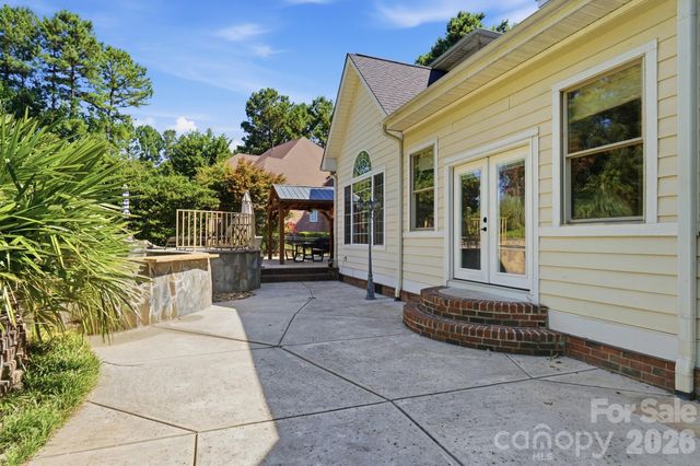 126 Whispering Cove Court, Mooresville, NC 28117